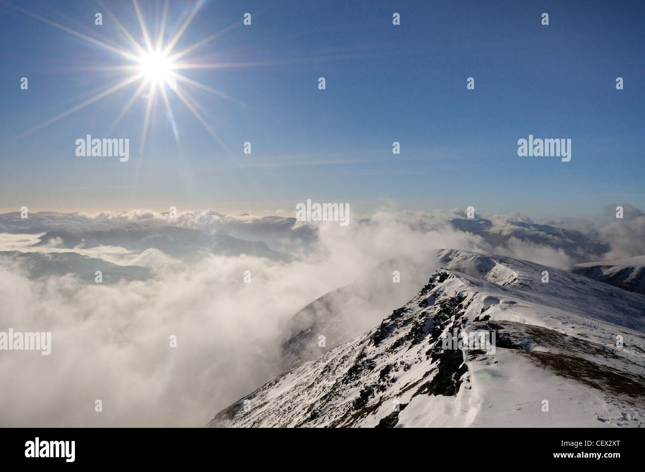 Blencathra Starburst au-dessus de la crête du sommet au-dessus d'une inversion de température dans le Lake District Banque D'Images