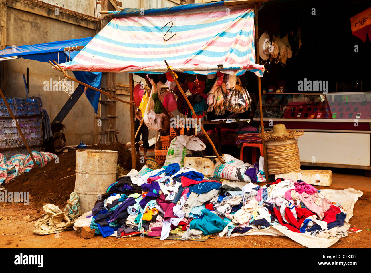 Une pile de vieux vêtements vendus sur un stand à Ban Lung, Cambodge Banque D'Images