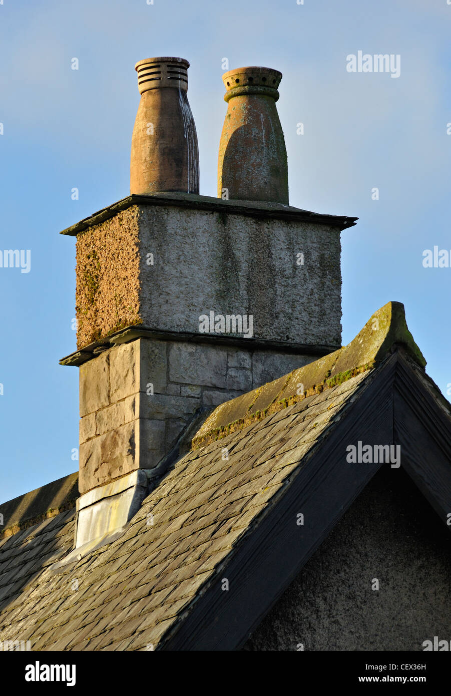 Cheminée de maison avec deux pots. Romney Road, Kendal, Cumbria, Angleterre, Royaume-Uni, Europe. Banque D'Images