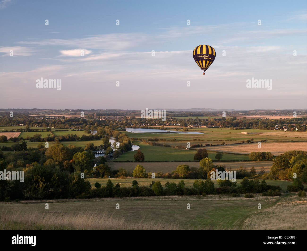 Vue Ouest de Whittenham les amas d'un ballon à air chaud au cours de la campagne et de la Tamise sur une bonne soirée d'été. Banque D'Images