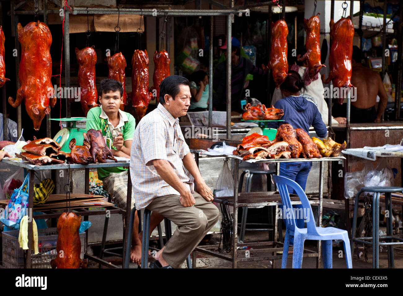 Une échoppe de marché sur le bord de la route toute vitrée vente de porcs à Phnom Penh, Cambodge Banque D'Images