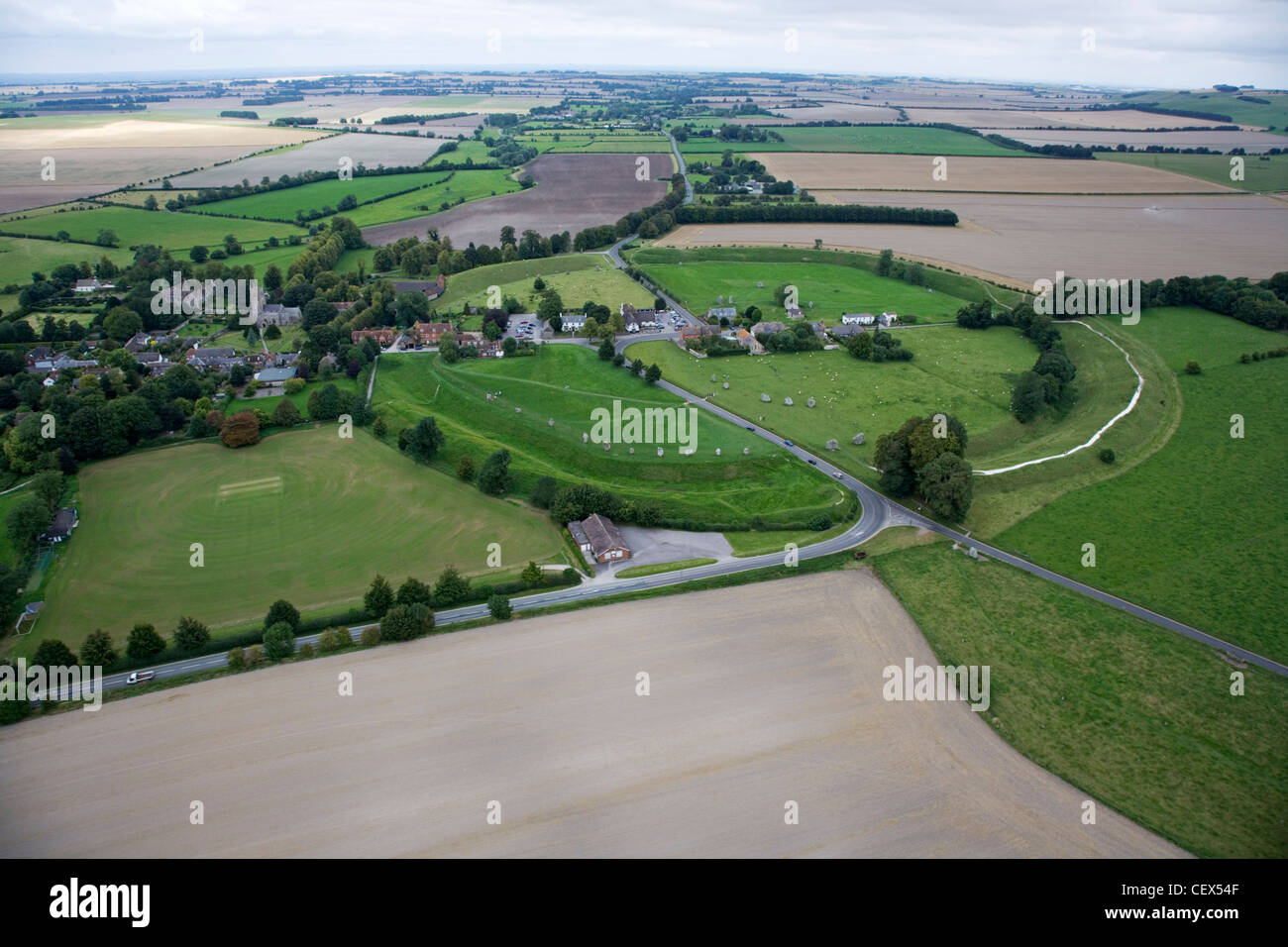 Vue aérienne d'Avebury et cercle de village. Banque D'Images