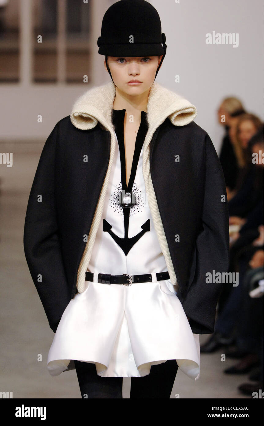 Balenciaga Prêt à Porter Paris UN W modèle féminin Gemma Ward portant un  casque noir veste noire sur une couleur crème Photo Stock - Alamy