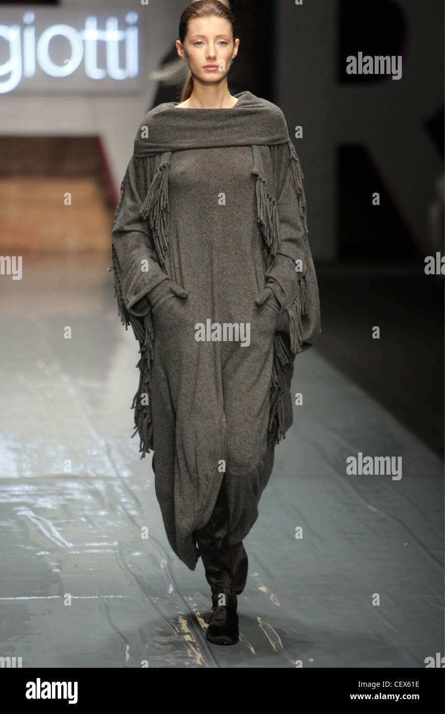 Laura Biagiotti Prêt à porter un Milan W modèle femme brune portant une  longue poncho à franges gris Photo Stock - Alamy