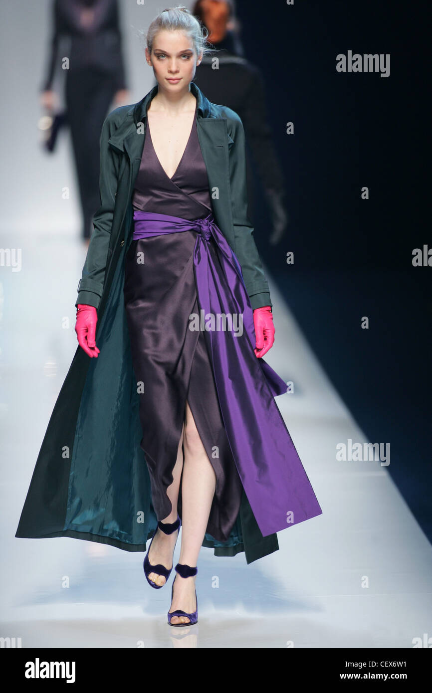 Céline Paris Prêt à Porter Automne Hiver trench-coat long porté sur satin  robe portefeuille avec des gants en cuir rose Photo Stock - Alamy