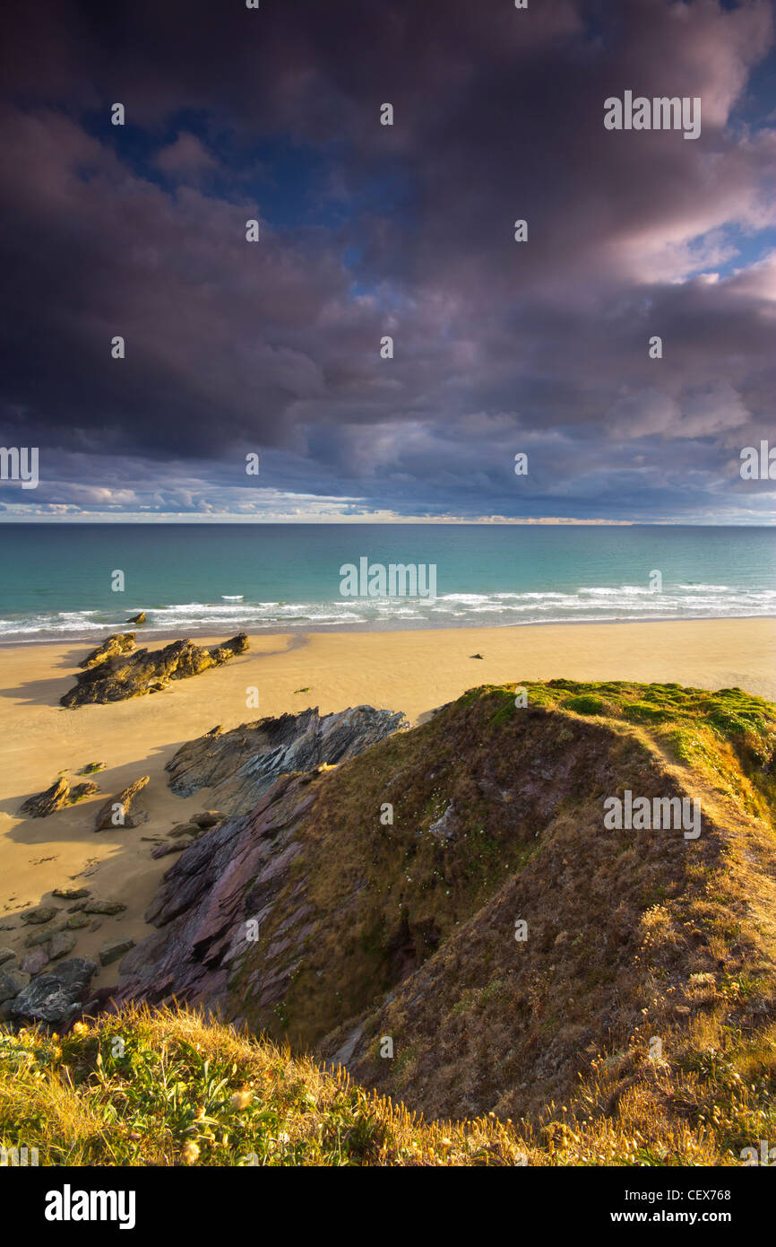Le coucher du soleil et nuages de tempête sur Cornwall Whitsand Bay UK Banque D'Images
