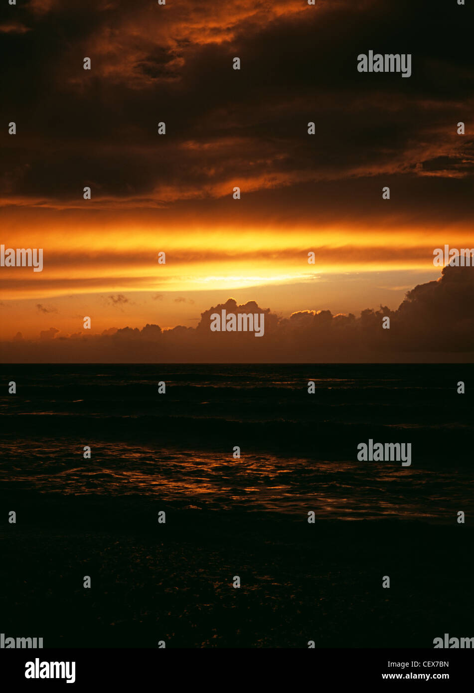 Coucher du soleil après une tempête sur la mer d'Irlande. Banque D'Images