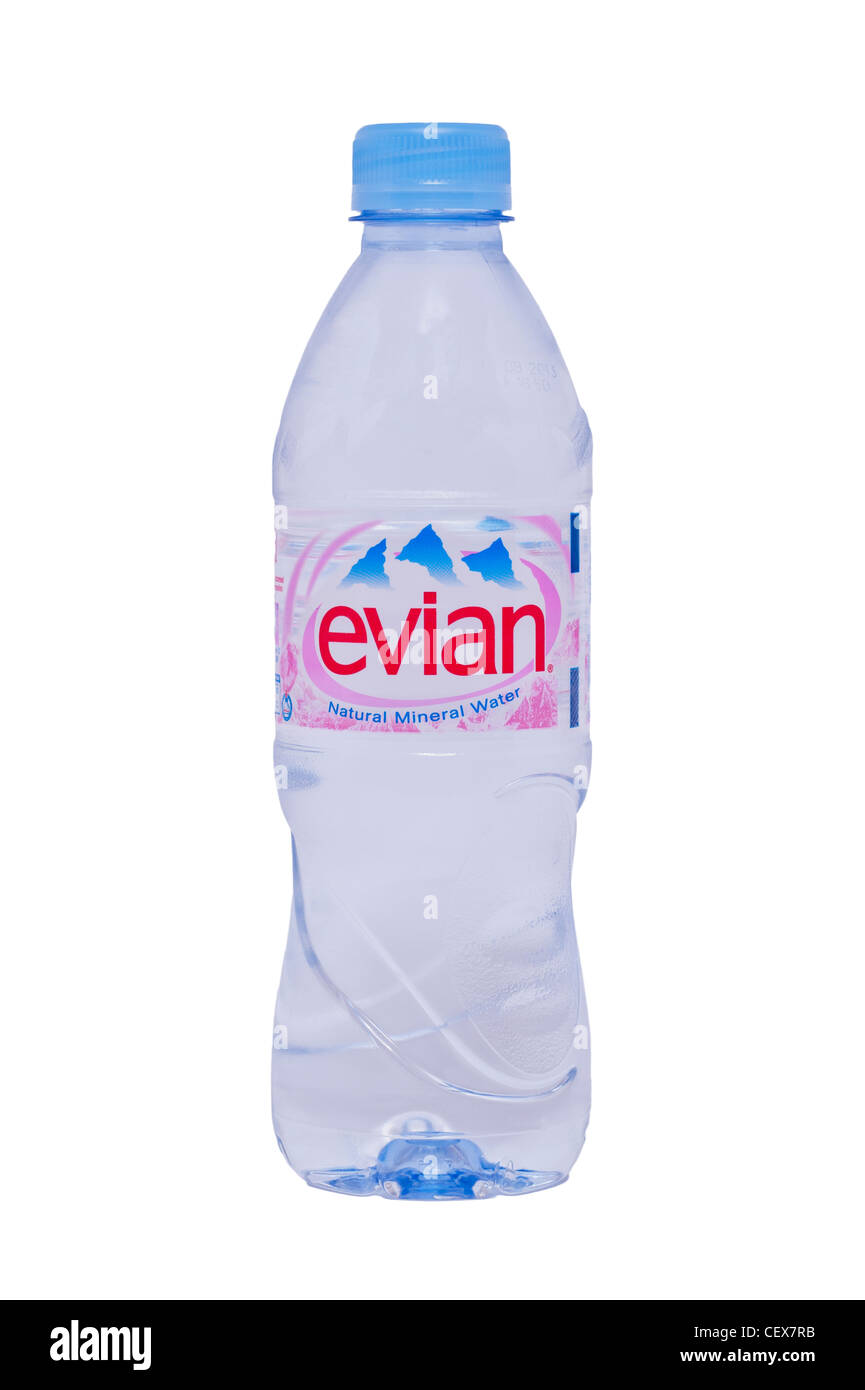 Une bouteille d'eau minérale naturelle Evian sur fond blanc Banque D'Images