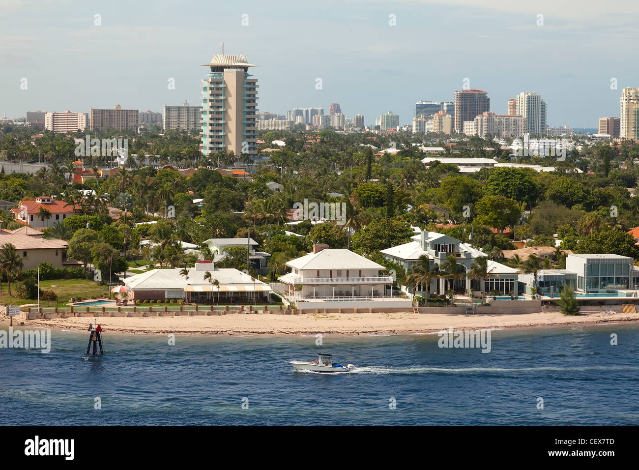 Bateau navigue dans Intracoastal Côte de Ft. Lauderdale, Floride Banque D'Images
