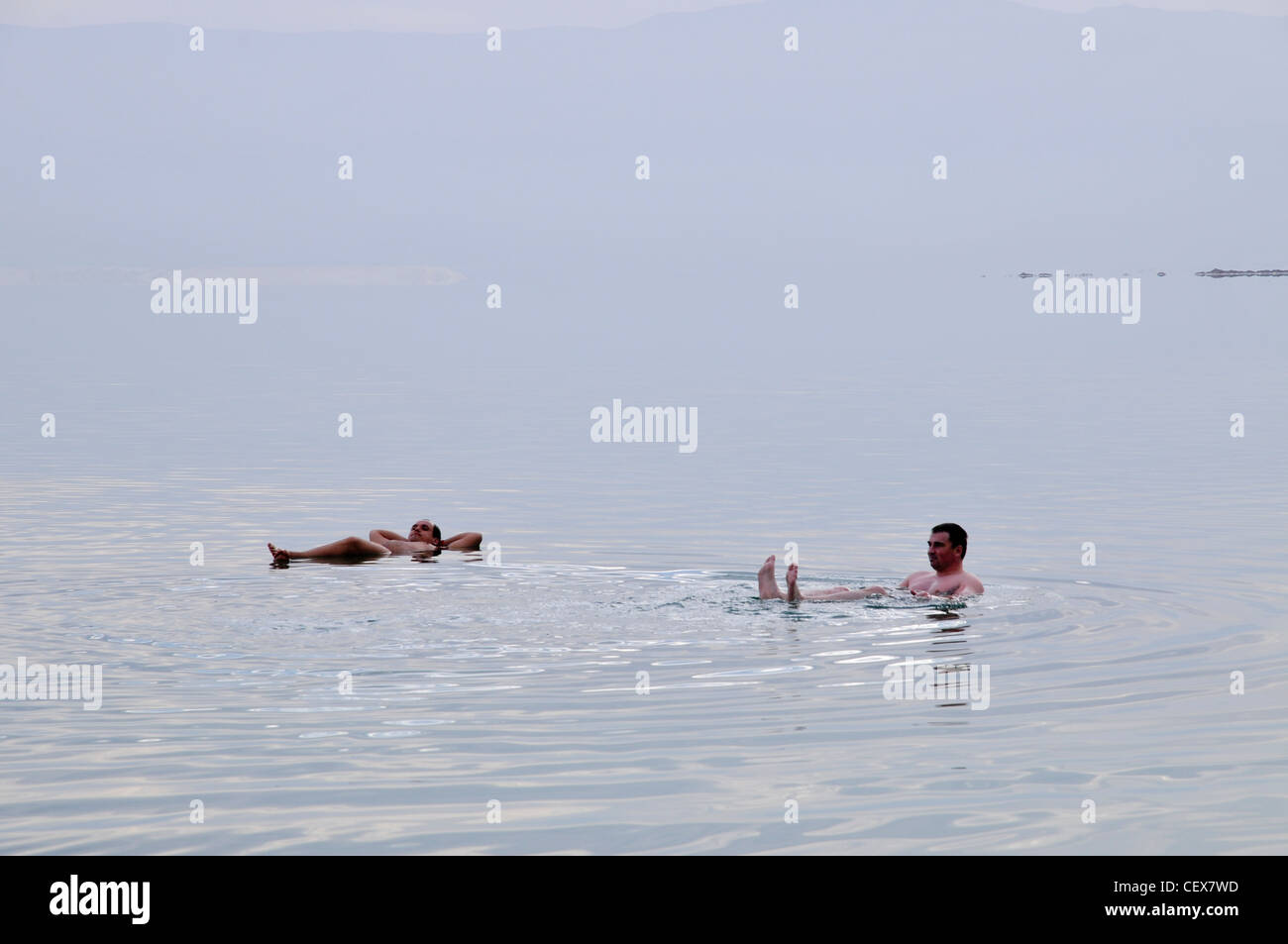 Israël, les touristes de la Mer Morte flottant dans l'eau Banque D'Images