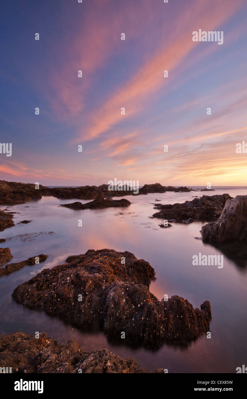 Coucher du soleil et les couleurs des pierres sur la plage de Bantham, Devon, août 2011. Banque D'Images