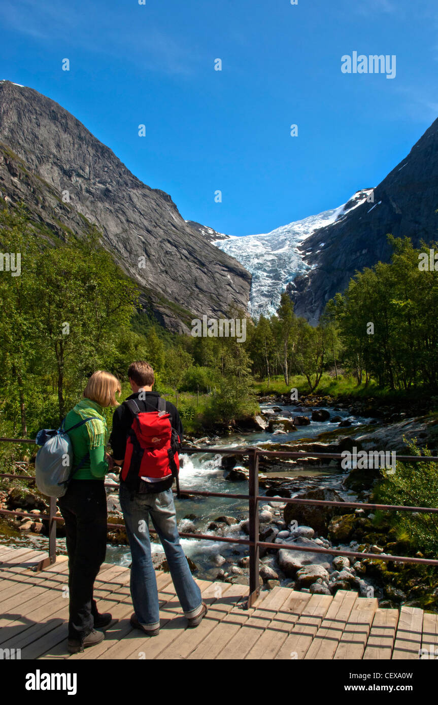 Les touristes à pied du glacier Briksdalbreen près de Olden Briksdal Stryn Sogn og Fjordane Norvège Banque D'Images