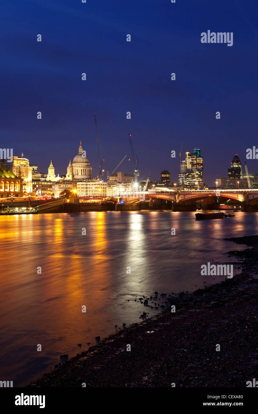 Une vue de la rive sud sur la tamise vers Blackfriars Bridge et de la City de Londres la nuit Banque D'Images