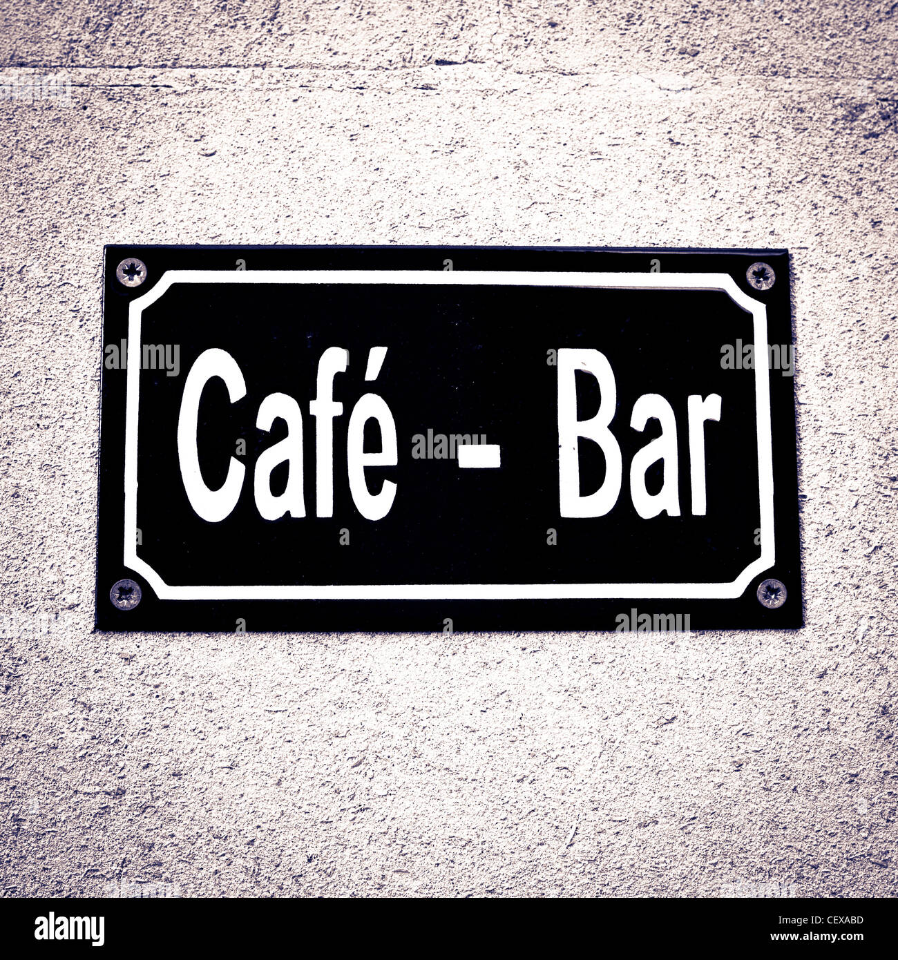 Inscrivez-vous pour un café-bar avec éclairages spectaculaires et le contraste Banque D'Images