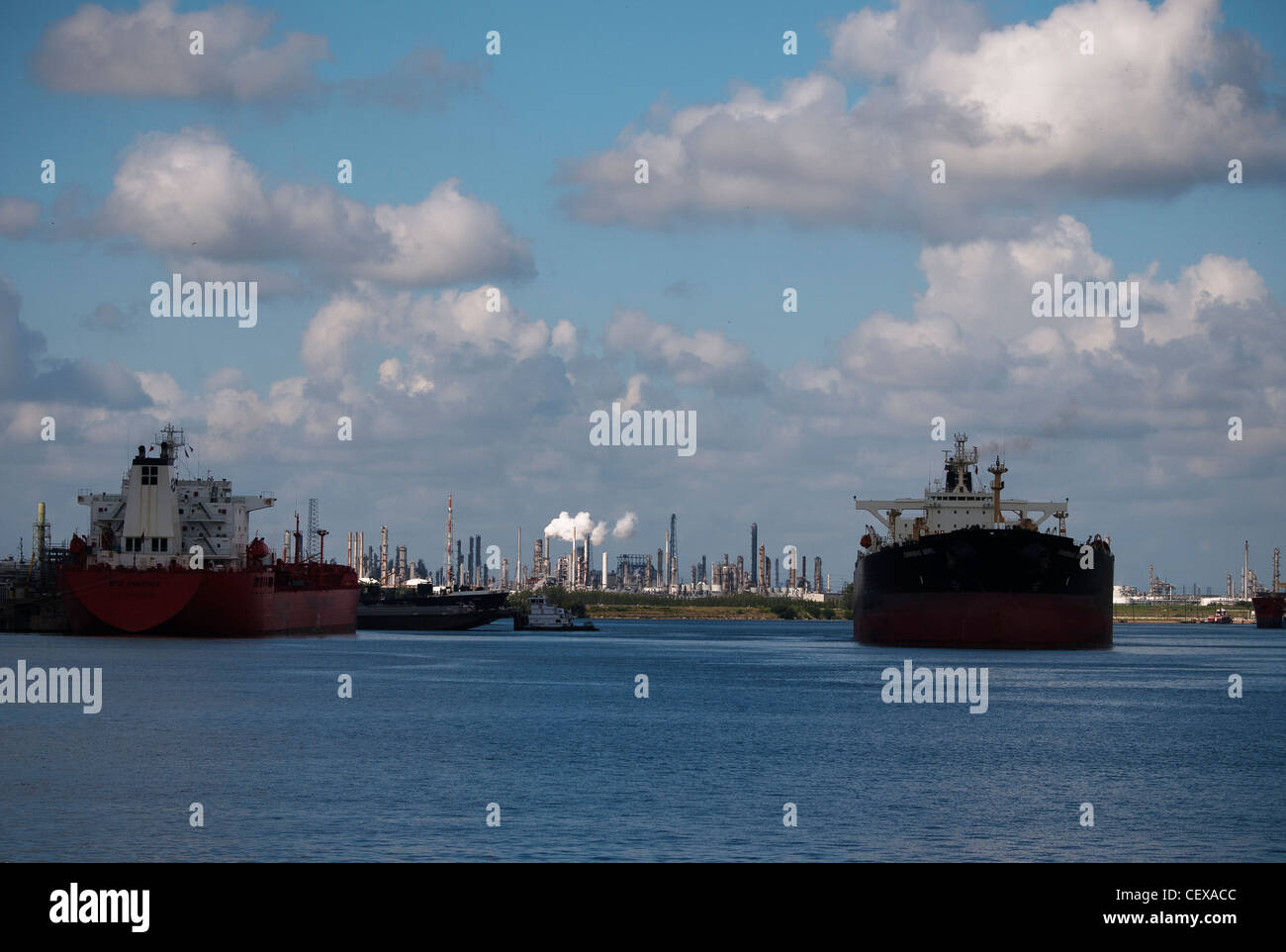 Tankers attendent d'être remplis de gaz et de pétrole de raffinerie à Houston, Texas, USA. Les produits pétroliers est le leader de l'exportation. Banque D'Images