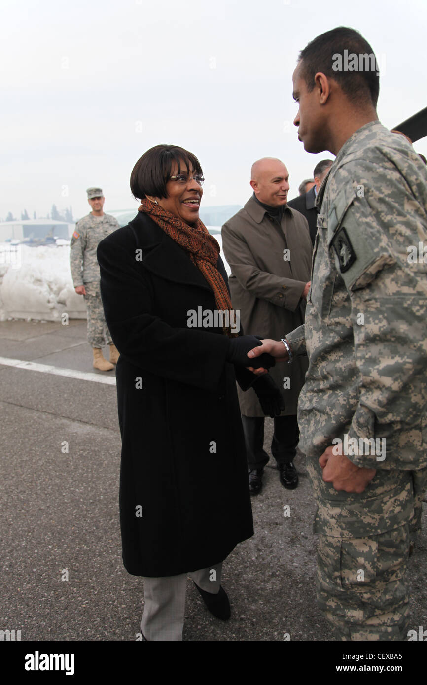 PODGORICA, Monténégro -- le ministre de la Défense, Boro Vucinic, et l'ambassadeur des États-Unis, Sue K. Brown, saluent les soldats américains à l'arrivée D'UH-60 Blackhawk Helicopters pour les aider à faire des épreuves de la chute de neige récente le 22 février 2012. Les soldats sont ici dans le cadre d'un groupe de travail américain qui fournit une aide humanitaire à la demande du gouvernement du Monténégro, en coordination avec le Centre national des opérations d'urgence et le ministère monténégrin de la Défense, afin de fournir des secours et de sauver des vies, des maisons et des infrastructures en réponse à de fortes chutes de neige. Banque D'Images