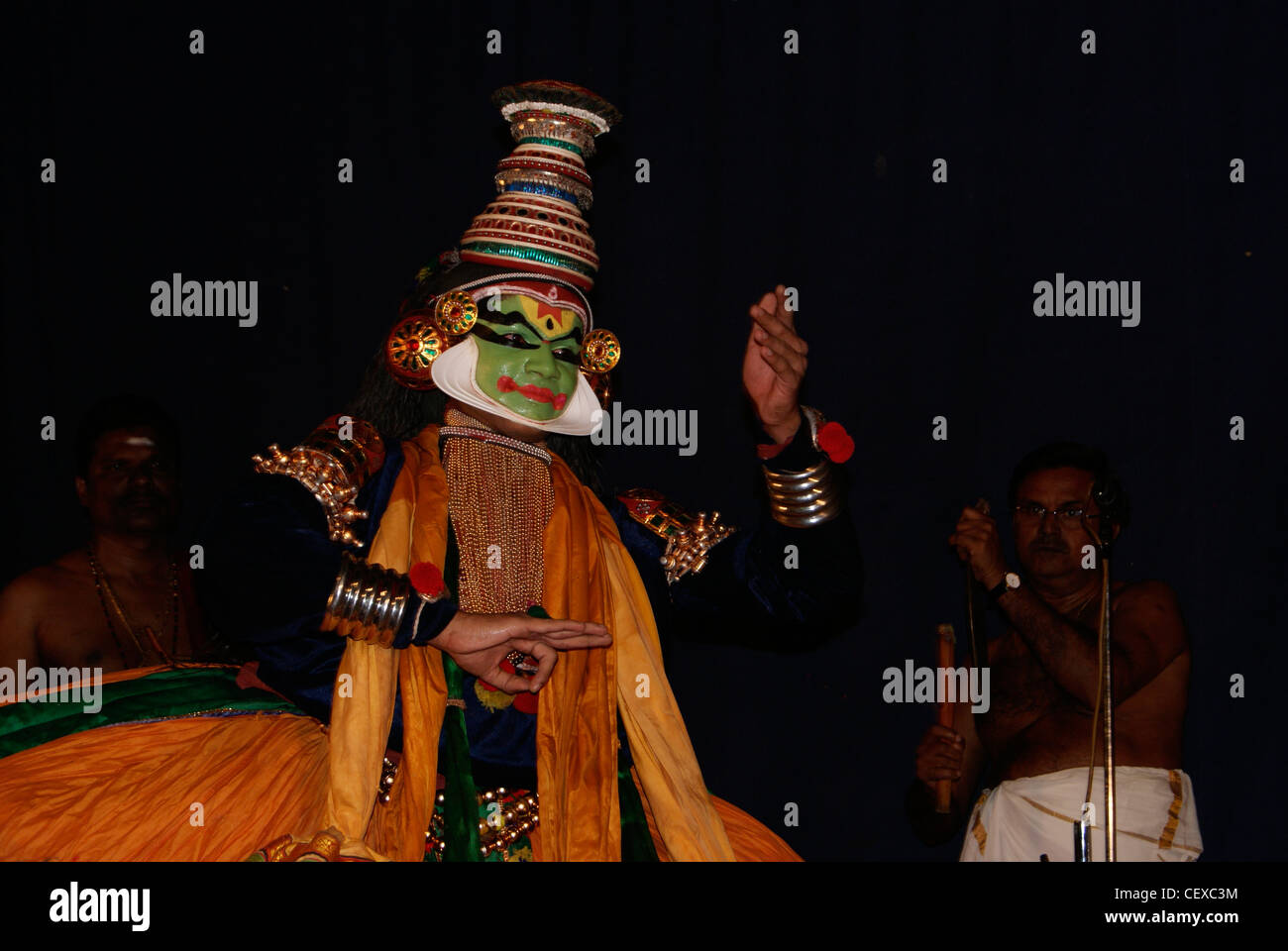Danse classique indienne Kathakali-drama sur scène dans les festivals du Temple à Kerala, Inde Banque D'Images