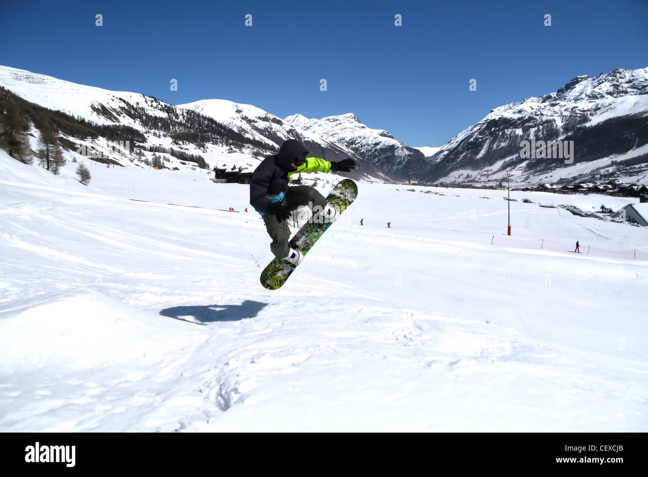 Saut avec snowboard à Livigno, Sondrio Banque D'Images