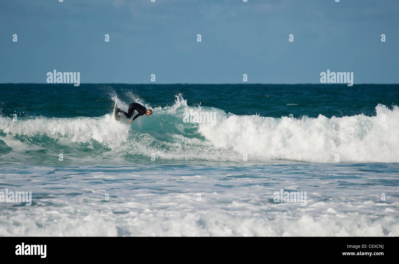 Un surfer une vague Banque D'Images