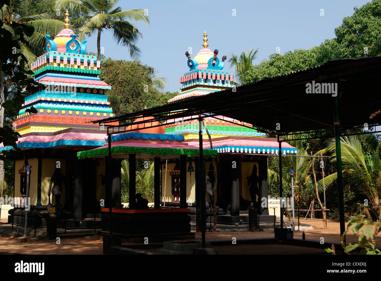 Ponnumthuruthu Temple de l'île dans le Kerala, Inde. Temple de Shiva dans l'île d'or de Kerala, Inde.Dieu Shiva et Devi temple en Island Banque D'Images Ponnumthuruthu Temple de l'île dans le Kerala, Inde. Temple de Shiva dans l'île d'or de Kerala, Inde.Dieu Shiva et Devi temple en Island Banque D'Images