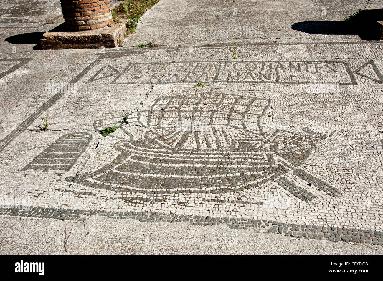 Dessins mosaïque à Ostia Antic ont été conçus pour désigner les produits vendus dans le magasin local. Banque D'Images