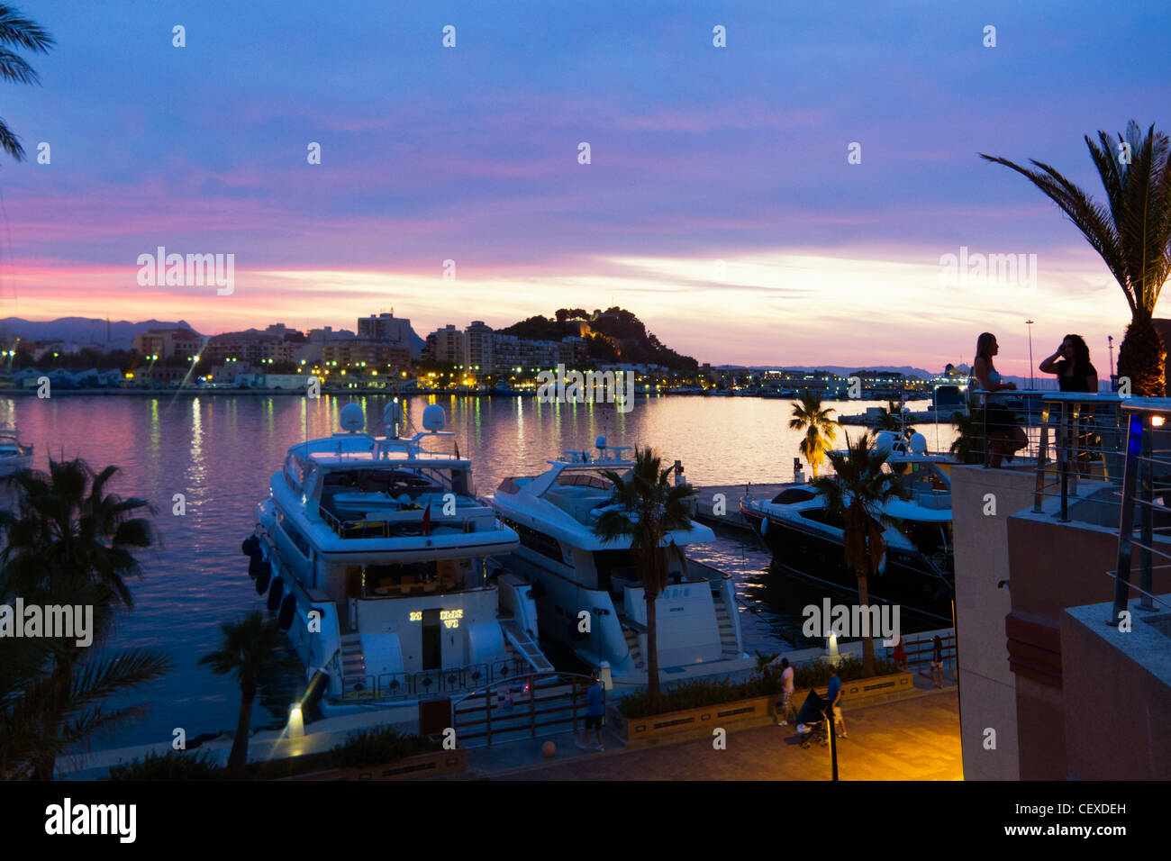 Port Denia et Château au coucher du soleil , Costa Blanca, Espagne Banque D'Images