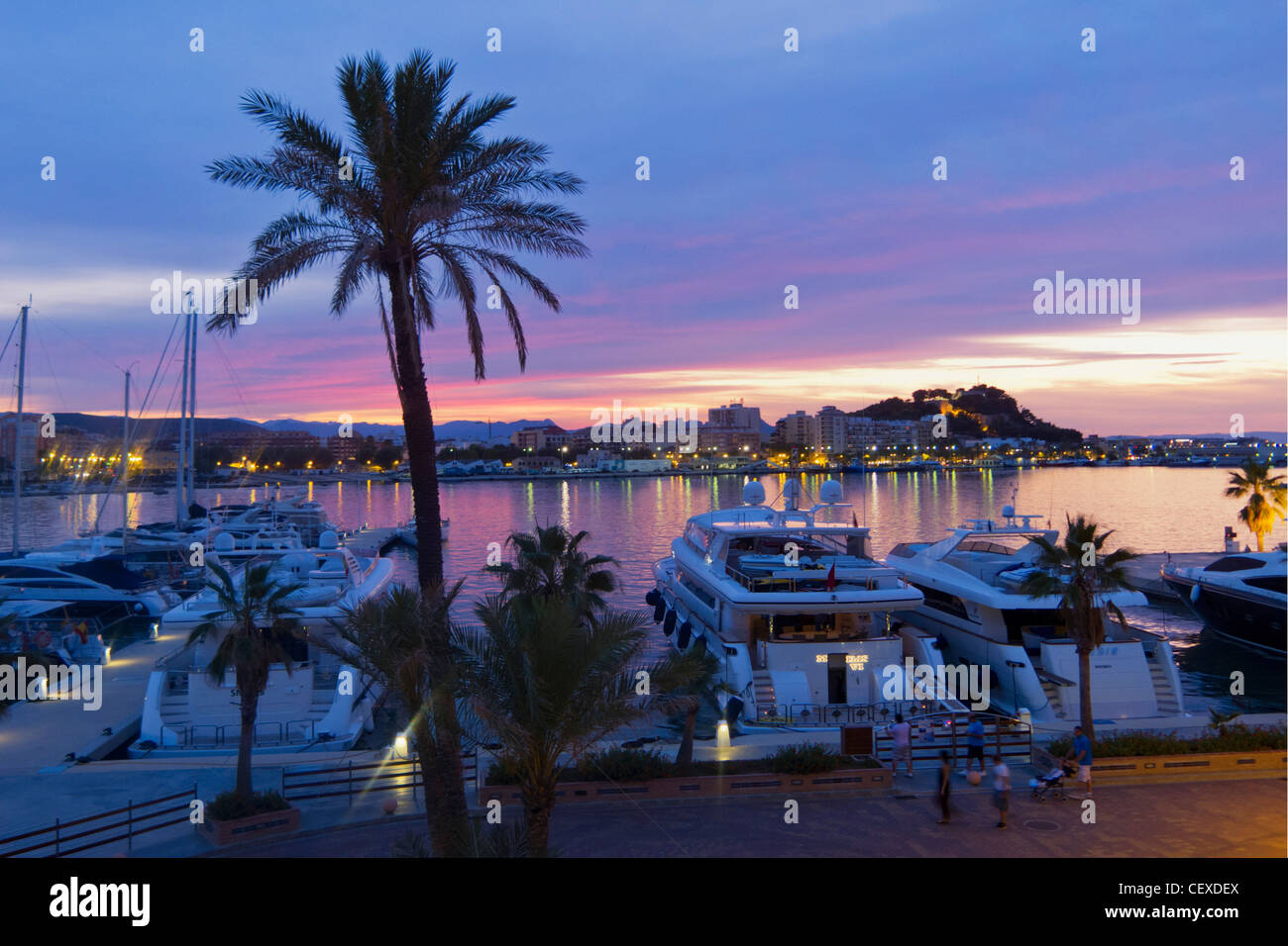 Port Denia et Château au coucher du soleil , Costa Blanca, Espagne Banque D'Images