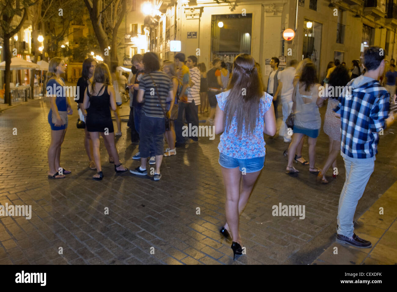 Les gens de la vie nocturne à El Carmen, les jeunes dans la rue, Valencia, Espagne Banque D'Images