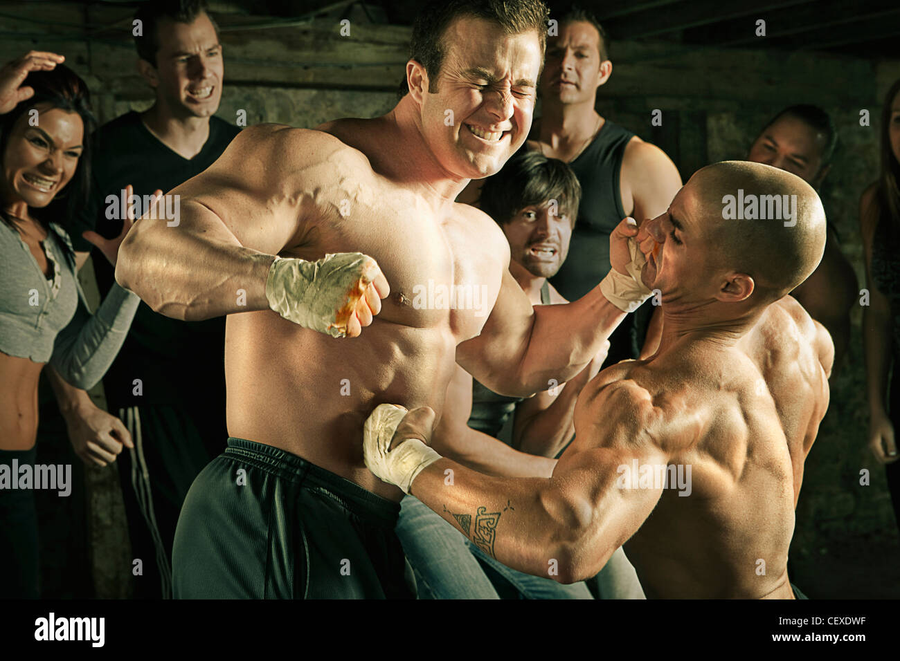 Regarder les gens deux hommes sans gants de boxe Photo Stock - Alamy