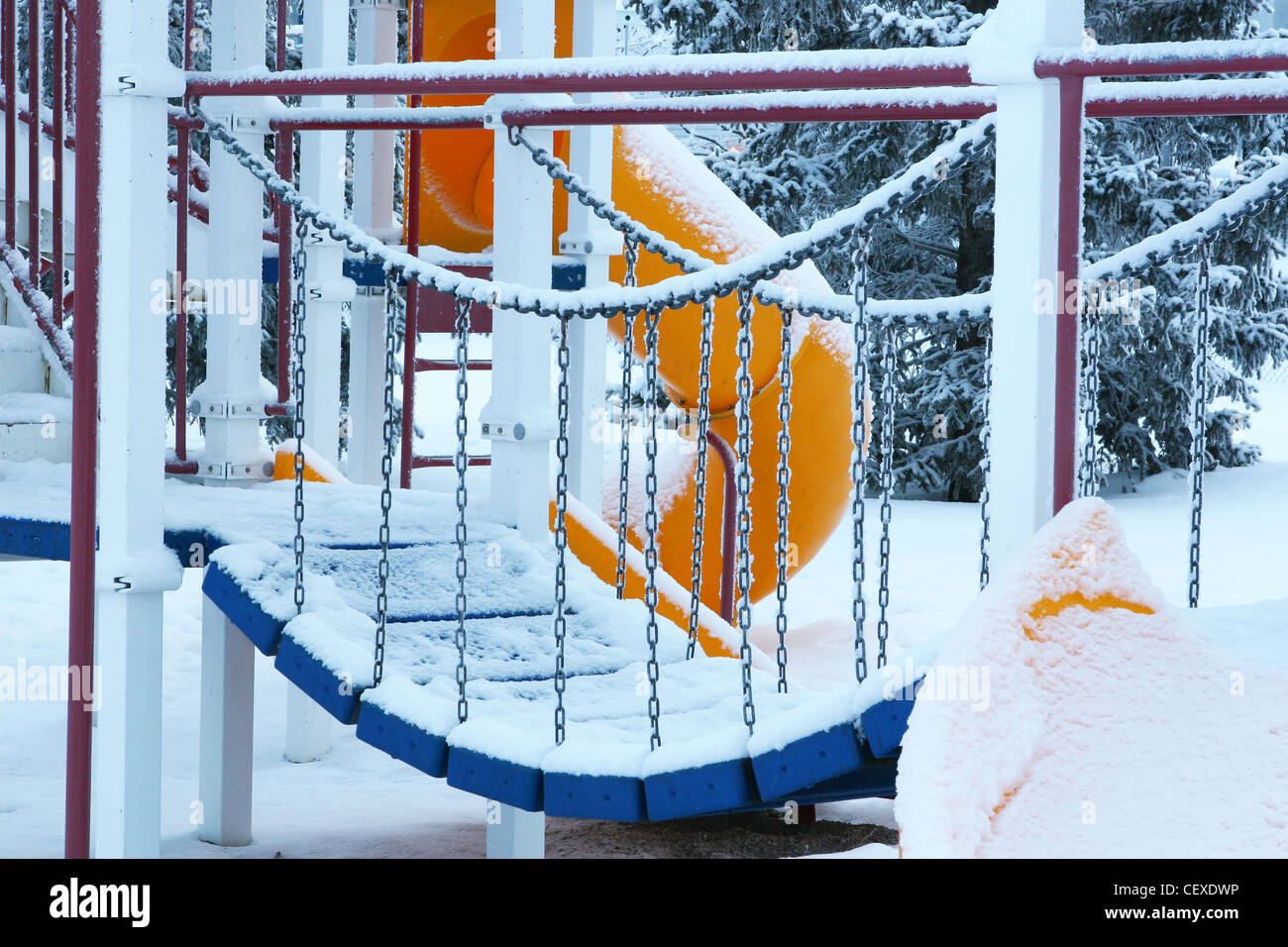 Des scènes d'hiver de Calgary, Alberta, Canada. Aire de jeux pour enfants avec toboggan tubulaire ronde et suspension. Banque D'Images