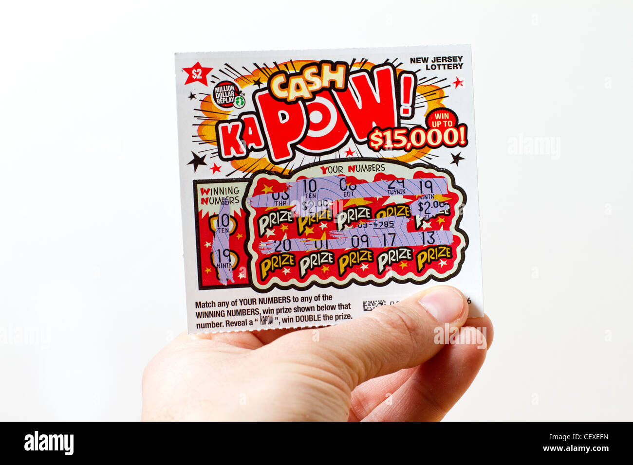 Main tenant une carte de loterie à gratter gagnant d'une loterie du New  Jersey Photo Stock - Alamy
