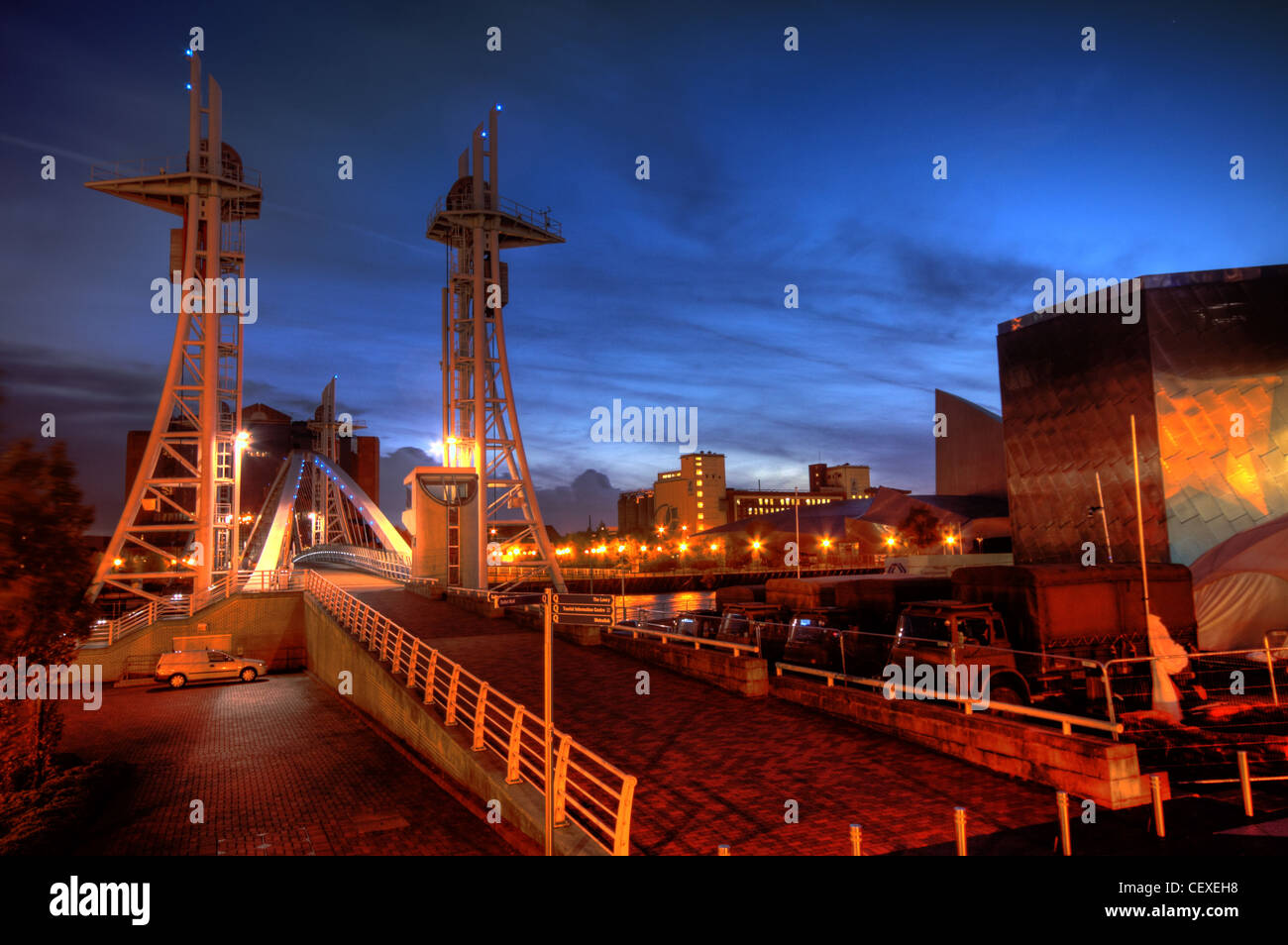 Lowry Salford Quays de levage à la tombée de la passerelle du millénaire Banque D'Images