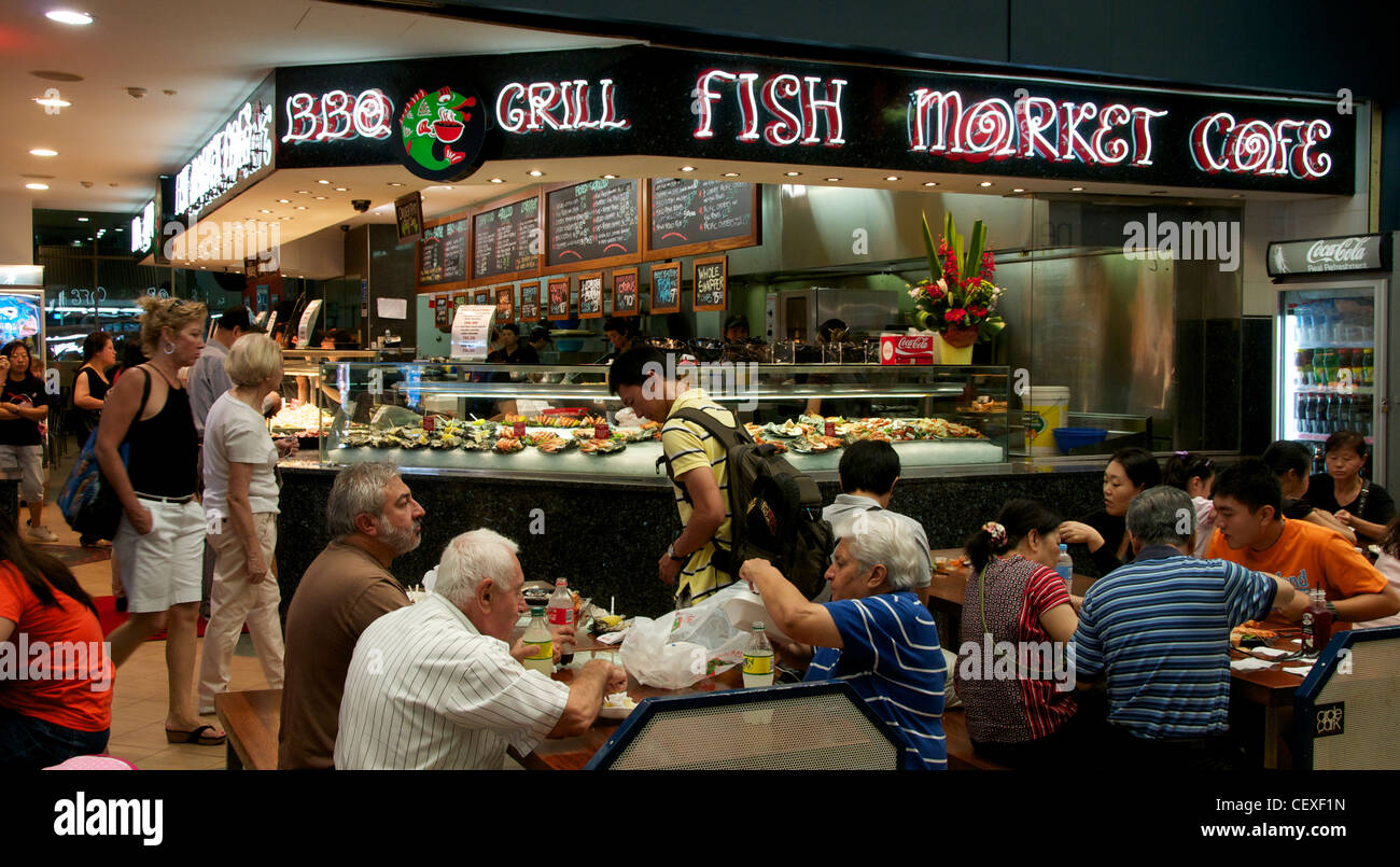 Les clients de manger un déjeuner de poissons dans le marché aux poissons de Sydney Australie Banque D'Images