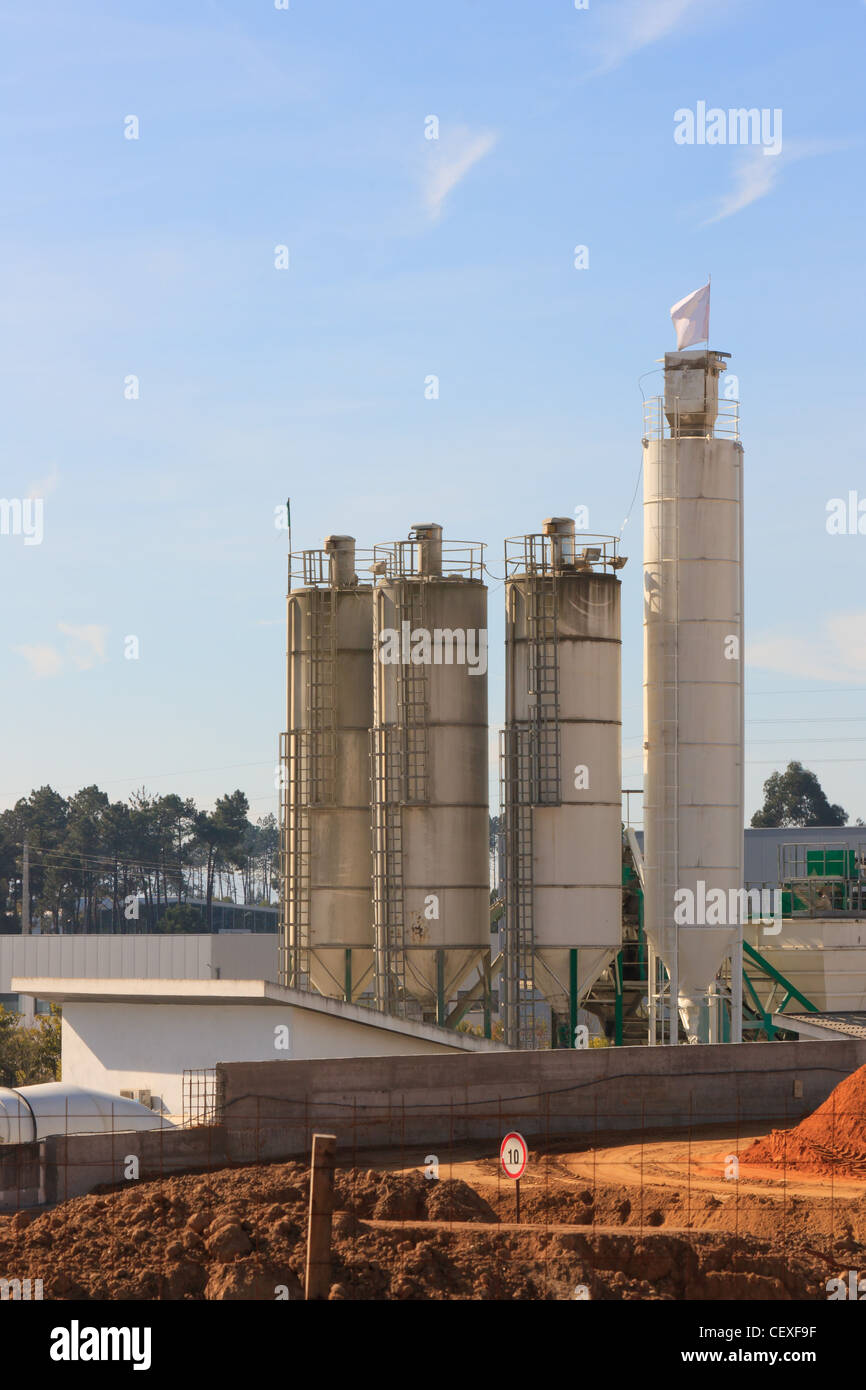 Les silos de transformation d'une usine de béton Banque D'Images