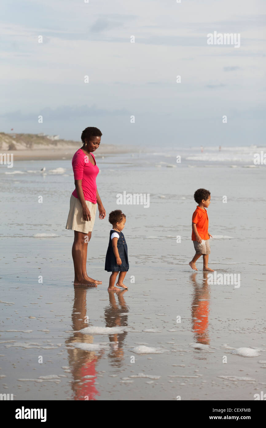 La mère et les enfants profiter de plage ensemble Banque D'Images
