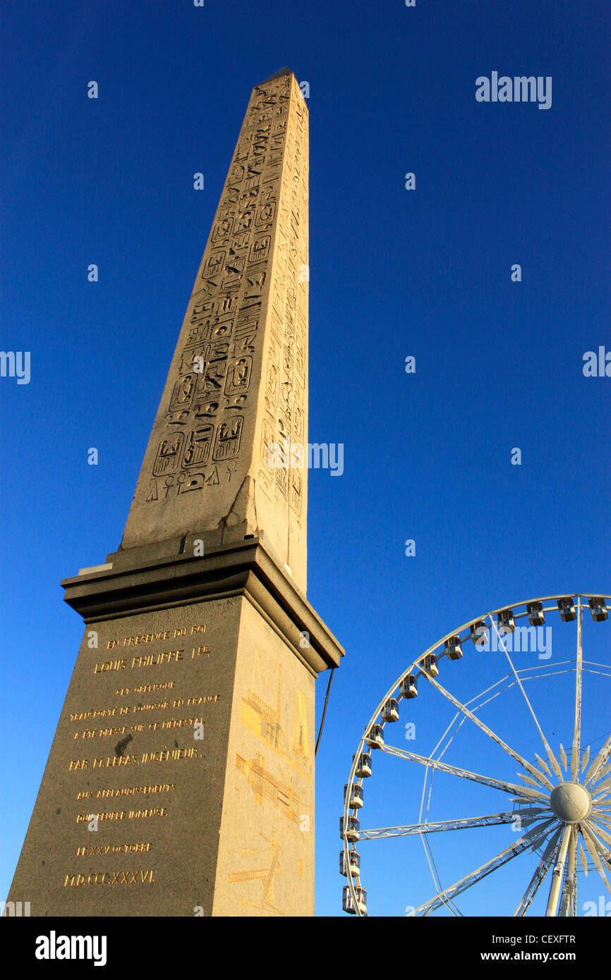 Grande roue et l'obélisque de Louxor est à la place de la Concorde à Paris, France, 26 décembre 2011. Banque D'Images