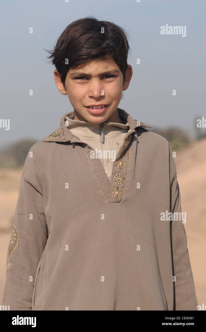 Un garçon travaillant dans le four en briques près d'Islamabad. Banque D'Images