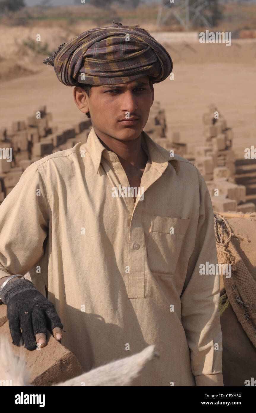 Un agent garçon à un four en briques près d'Islamabad, Pakistan. Banque D'Images