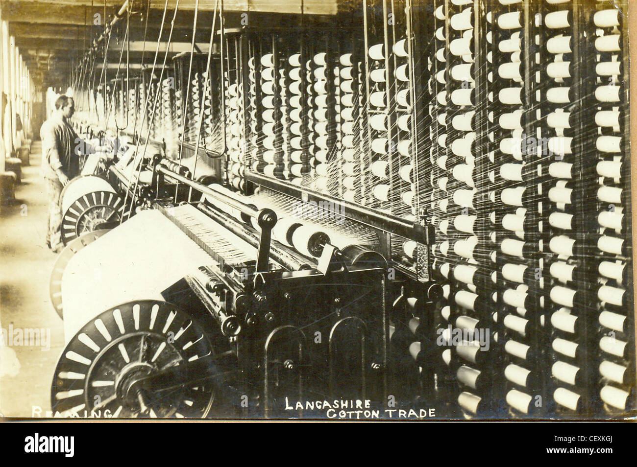 Carte postale de l'alésage dans une usine de coton du Lancashire Banque D'Images