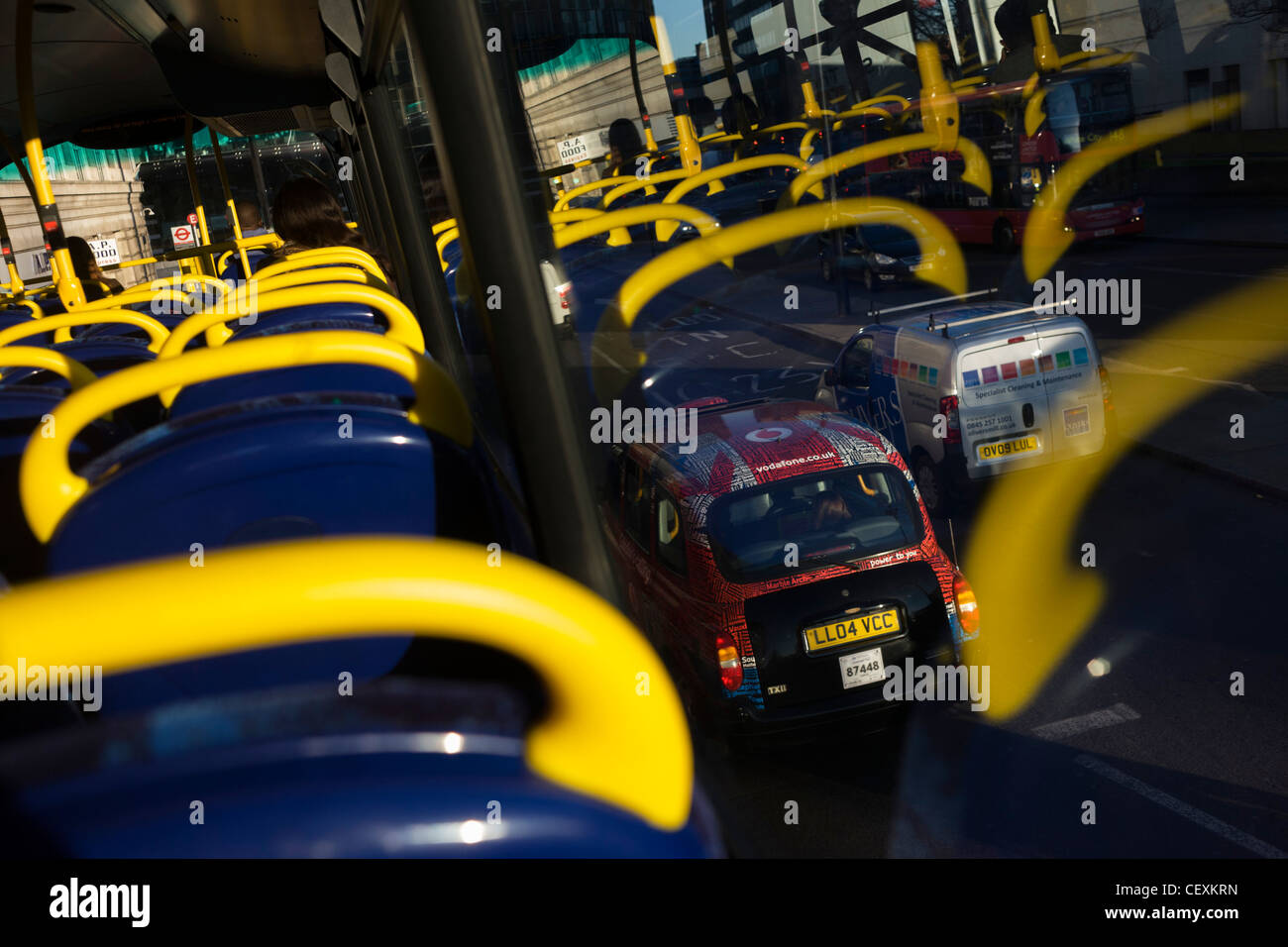 Taxi et autre trafic avec coin jaune du haut s'occupe de pont d'un bus à impériale de Londres. Banque D'Images