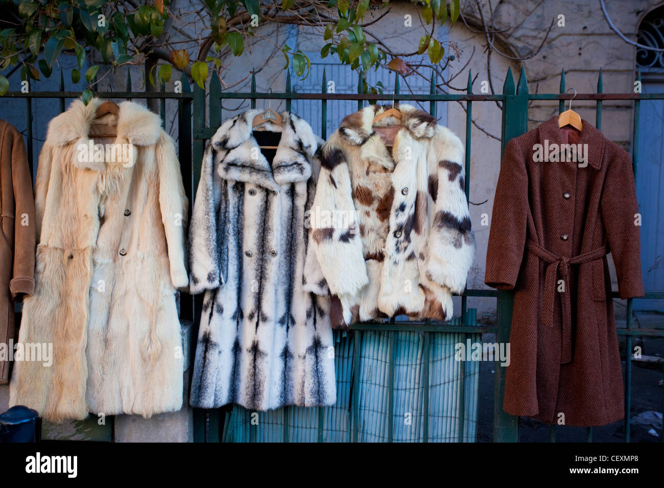 Les manteaux de fourrure pour vendre en place Duburg street market, situé  sur la place de la Basilique St Michel, Bordeaux, France Photo Stock - Alamy