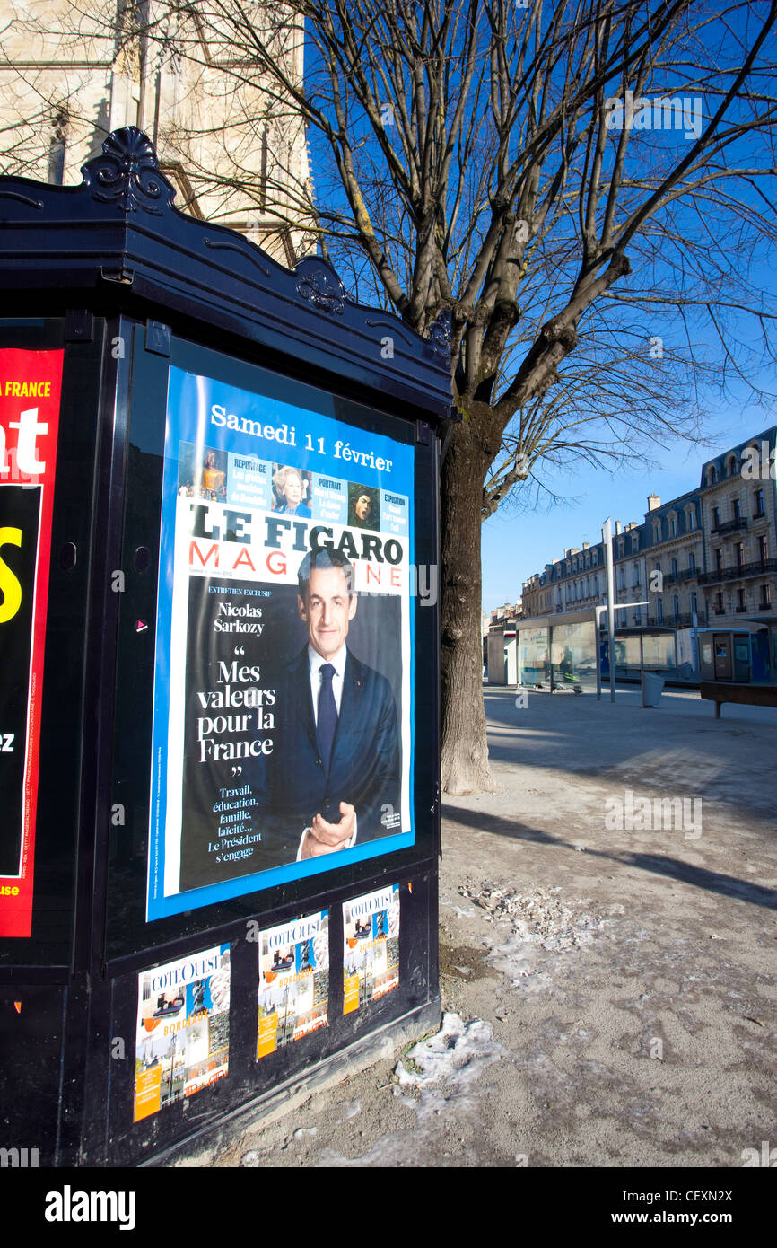 Panneau publicitaire pour Le Figaro avec le président français Nicolas Sarkozy, Bordeaux, France Banque D'Images