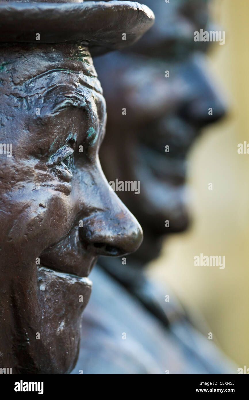 Statue de Stan Laurel et Oliver Hardy, sculptée par Graham Ibbeson et sur l'écran dans Ulverston, Cumbria, Angleterre Banque D'Images