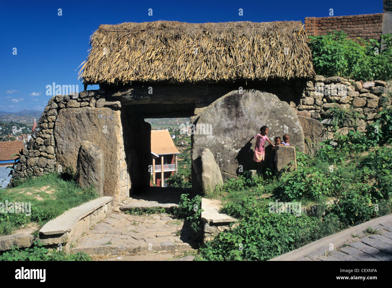 C18e entrée de la ville ou porte de la ville entrée de la haute ville, de la vieille ville ou du quartier historique Antananarivo, Tananarive ou Tana, Madagascar. La porte ronde en pierre a été roulée la nuit Banque D'Images