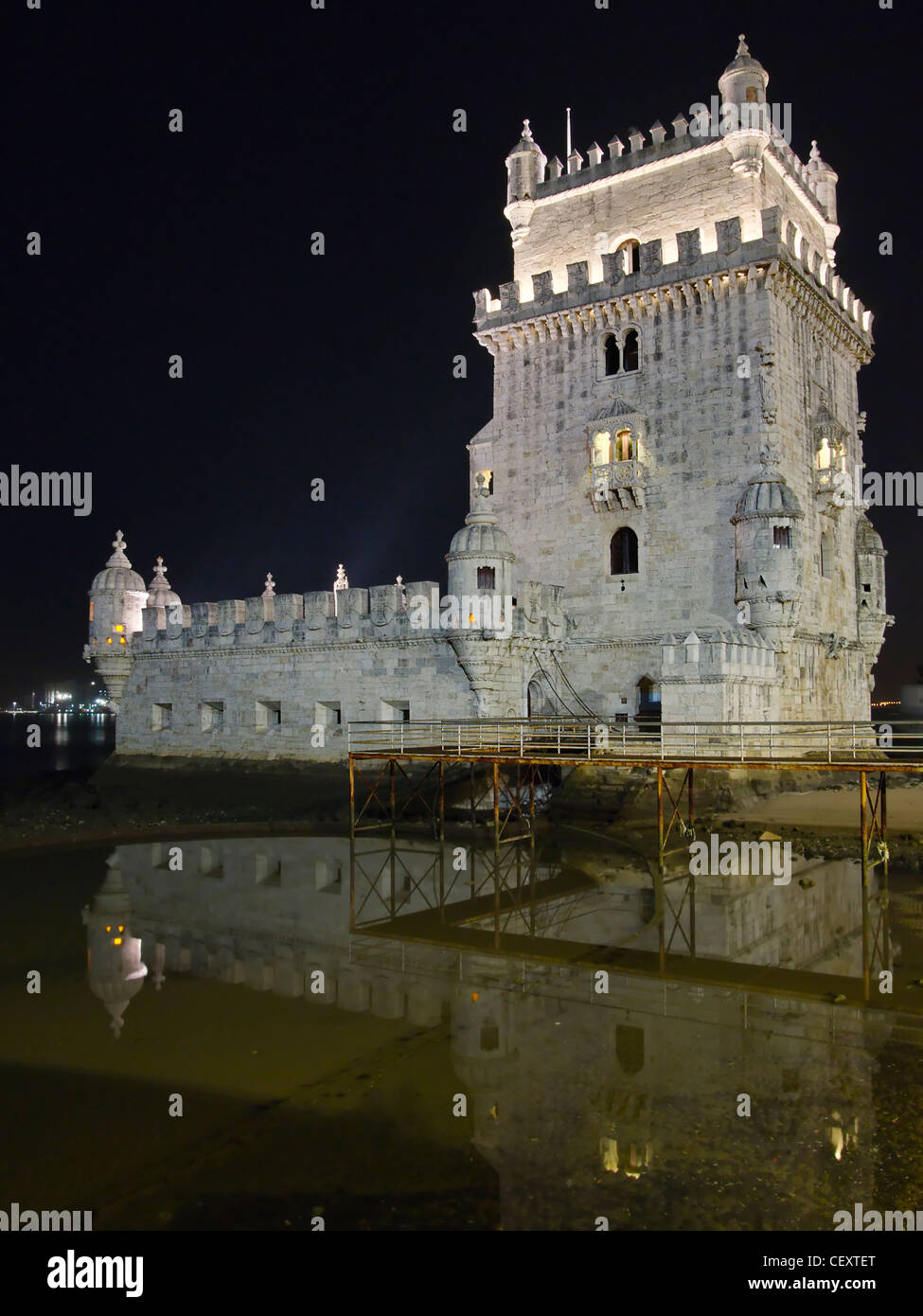 Tour de Belem avec réflexion Banque D'Images