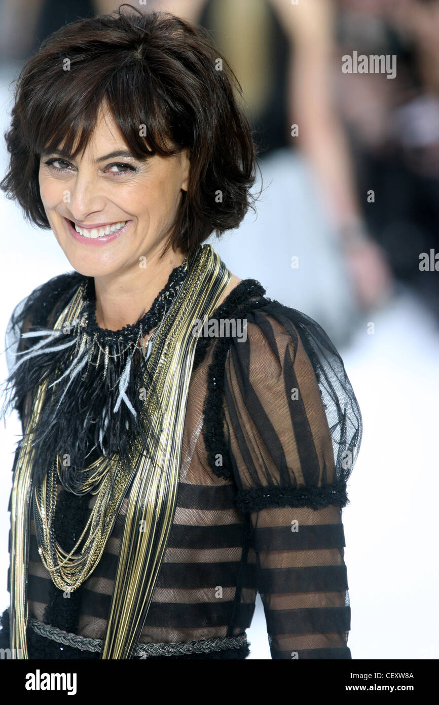 Prêt à Porter Paris CHANEL Printemps Été 2011 Ines de la Fressange Modèle Banque D'Images