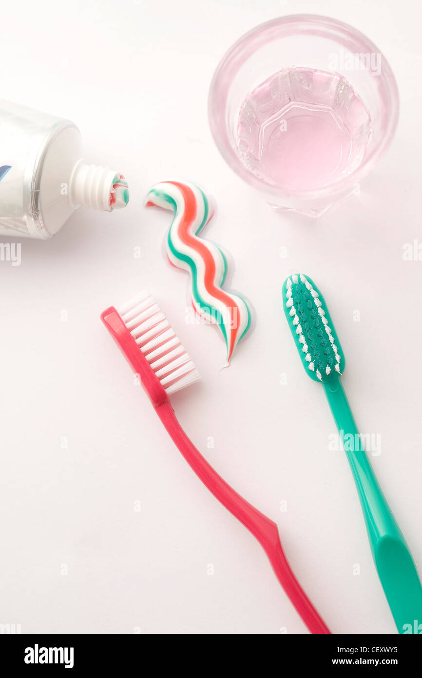 Une rose de verre rince-bouche en elle un zig zag de blanc, rouge et vert à  côté de dentifrice à rayures d'un tube de dentifrice, un rouge Photo Stock  - Alamy