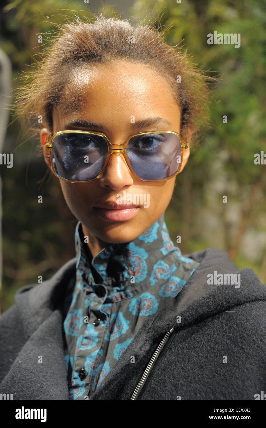 Boy par bande d'étrangers New York Prêt à Porter Automne Hiver Floral print shirt, sweats à capuche gris et bleu veste sunglasses Banque D'Images