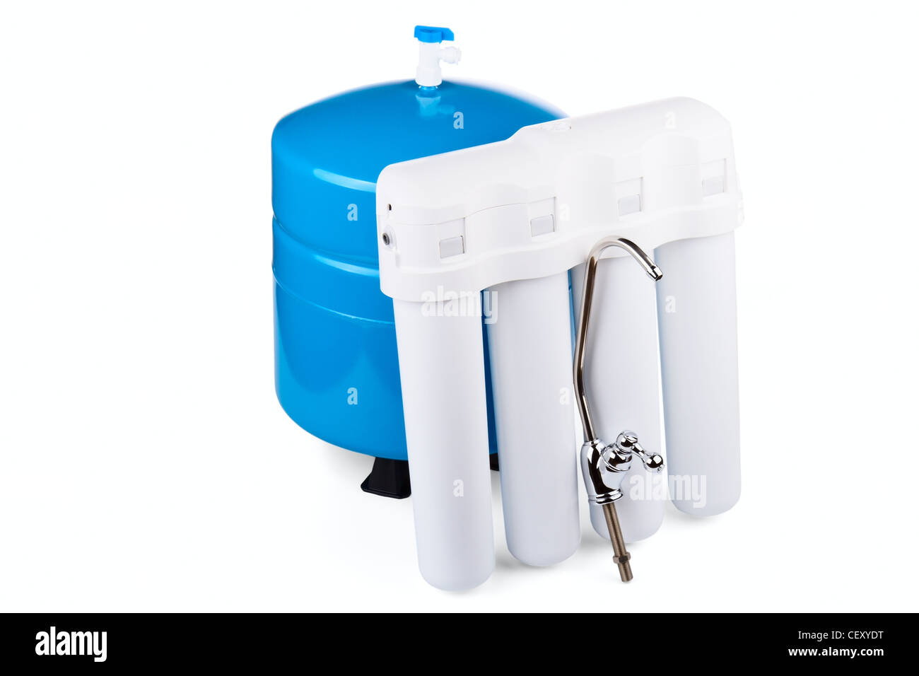 Un système de filtration de l'eau potable isolé sur fond blanc Banque D'Images