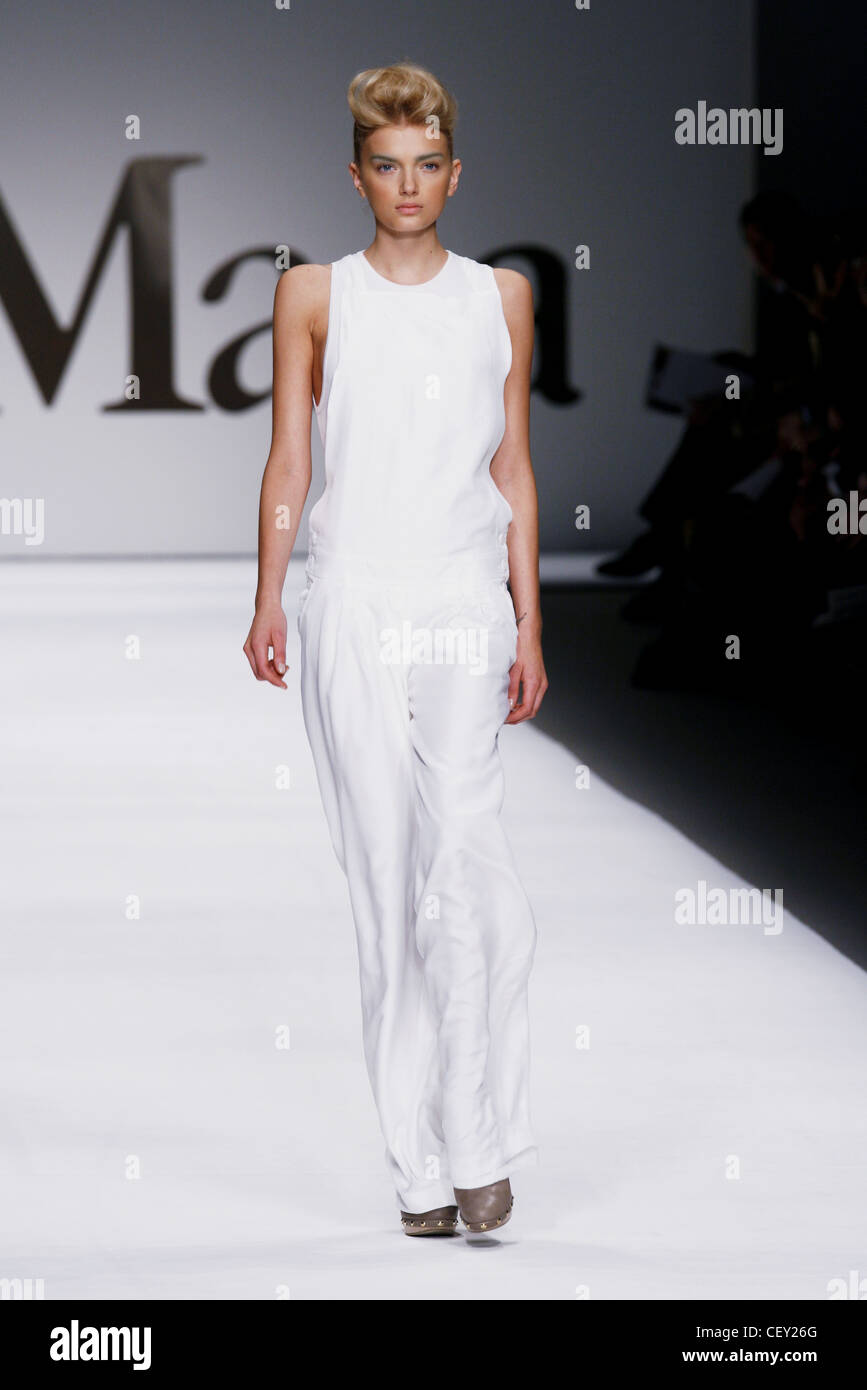 MaxMara Milan Pret a porter printemps ete robe blanche sans manches Photo Stock Alamy